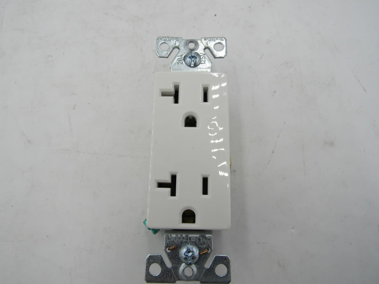 Eaton 6352W-BU 6352W-BU Eaton - Eaton heavy-duty industrial specification grade decorator duplex receptacle, #14-10 AWG, 20A, Commercial, Flush, 125V, Back and side, White, Brass, Nylon, 5-20R, Duplex, Screw, Nylon, Bulk 6352W-BU on Powermatic Associates