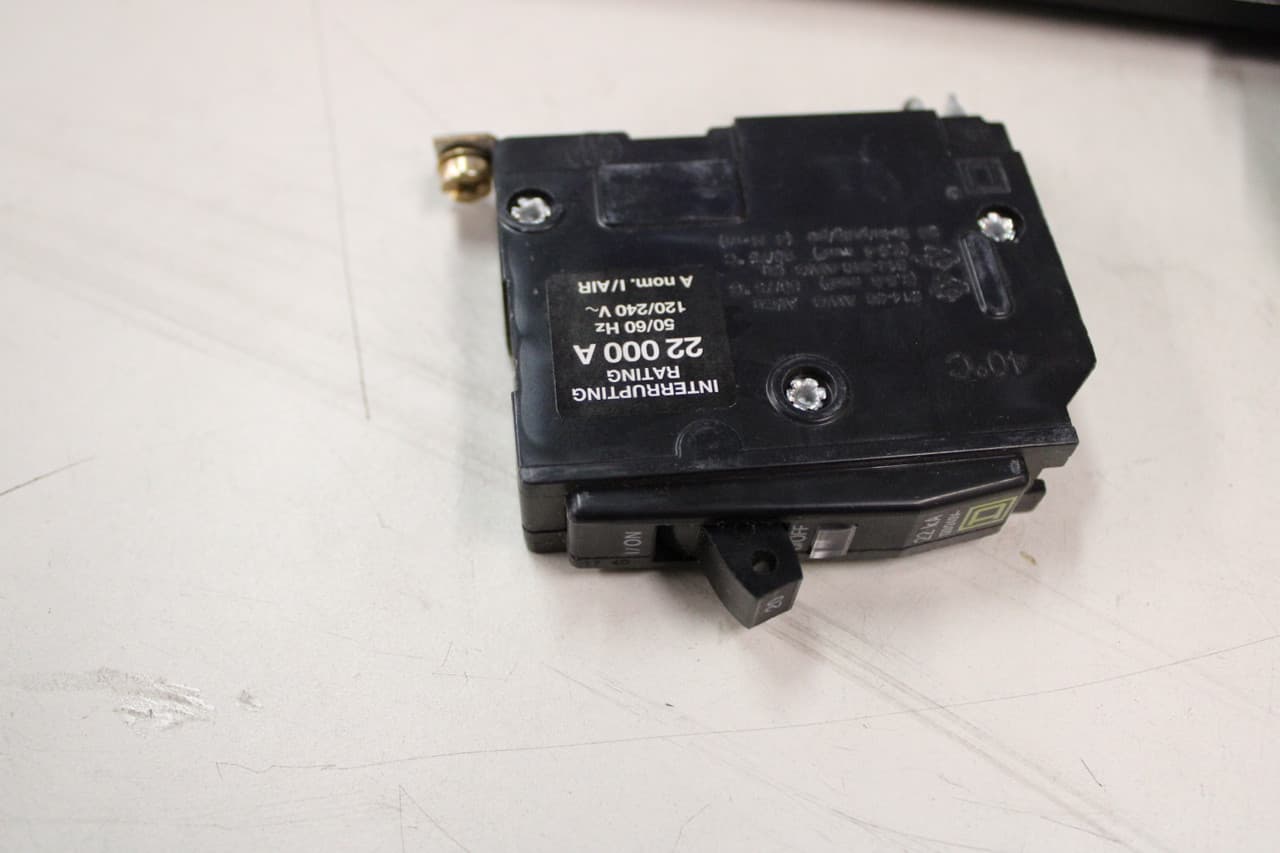 Schneider Electric QOB120VH Square D by Schneider Electric QOB120VH is a miniature circuit breaker (MCB) designed for bolt-on mounting. It features a rated current of 20A and accommodates a bolt-on connection type. This MCB operates at a rated voltage of 120V to 240V and is compatible with a cross-section of 14-8AWG for one aluminum or copper cable. It is a single-pole device with a short circuit breaking rating of 22kA at 240Vac. The terminals are of the press plate type. QOB120VH on Powermatic Associates